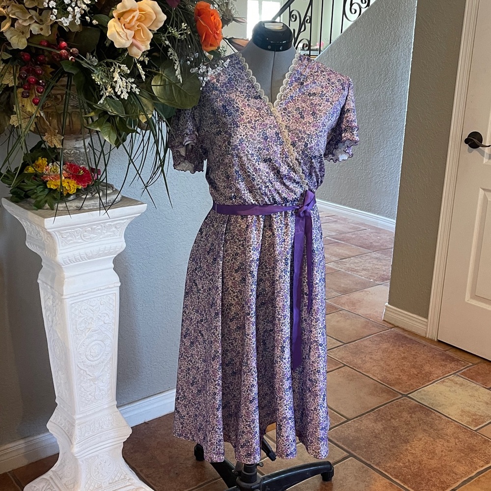 Beautiful Vintage Floral Purple faux Wrap Dress with Lace Trim